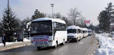 Düzce'de minibüs şoförlerinden Özgecan için siyah kurdeleli eylem