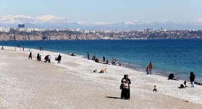 Antalyalı çocuklar sahilde oynadı