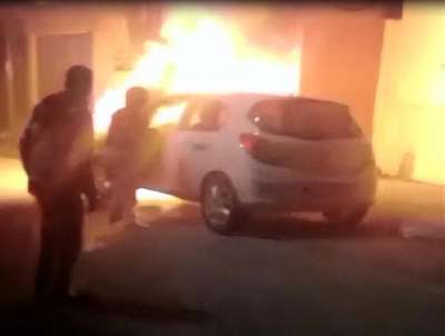 Kadın sürücü alev alev yanan otomobilinden evraklarını aldı