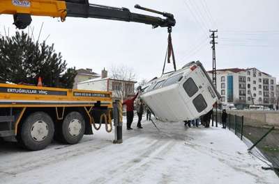 Minibüs dereye uçtu: 2 yaralı
