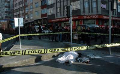 Tramvay yolu üzerinde kaza yapan araçlar Suriyeli aileyi ezdi: 1 ölü 2 yaralı