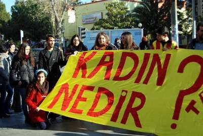Karşıyaka ve Göztepe taraftarları Özgecan için yürüdü