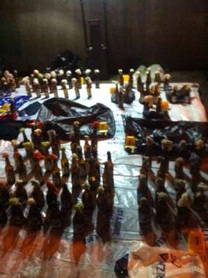 Beyoğlu'nda 12 el yapımı bomba ile 136 molotof kokyetli ele geçirildi