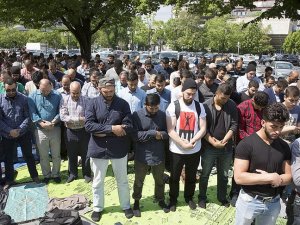 Üniversitede mescidin kapatılmasını protesto ettiler