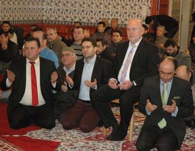 Alman Belediye Başkanı camide el açıp dua etti
