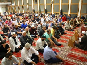 Almanya'da Müslümanlar camileri doldurdu