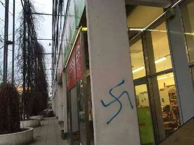 Türkler'e ait işyerinin duvarına Nazi semboller çizildi