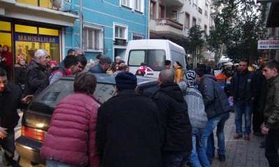İtfaiyenin geçebilmesi için park halindeki otomobil böyle kaldırıldı