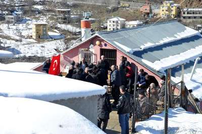 Şehit Astsubay Avcı'nın, baba evine ateş düştü