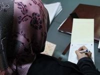 Hollanda'da diploma töreninde başörtüsü yasağı