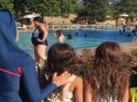 Havuza haşema ile gelen kadın dışarı çıkarıldı