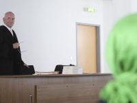 Mahkemelerde başörtüsü ve haç yasaklandı