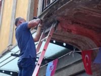 Fransız turistin kafasına beton düştü