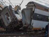 Tayvan'da yolcu treni raydan çıktı: 17 ölü