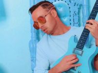 Klip çekiminde uçaktan düşen rapçi öldü