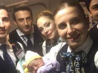 THY uçağında dünyaya geldi