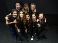 Tiyatro sahnesinde sitcom tadında komedi