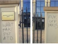 Caminin girişine ırkçı yazılar yazıldı