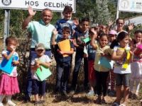 Eşekle köyleri gezerek çocuklara kitap dağıttı