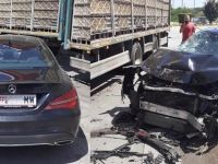 Tavuk yüklü kamyonun altına girdi