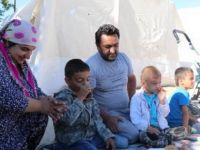 Gurbetçi aile, bayramı depremzedelerle geçirdi