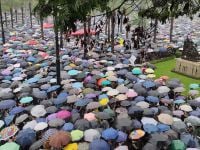 Hong Kong’da göstericiler AVM’yi bastı