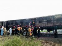 Pakistan'da yolcu treni alev aldı: 62 ölü
