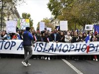 On binler, İslam karşıtlığını protesto etti