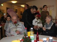 Türk çocuklar, yaşlı Almanları yalnız bırakmadı