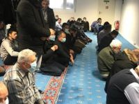 İsviçre'de cuma namazında korona önlemi