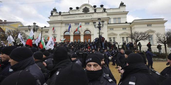 Bulgaristan'da aşı karşıtı binlerce protestocu parlamento binasına zorla girmeye çalıştı