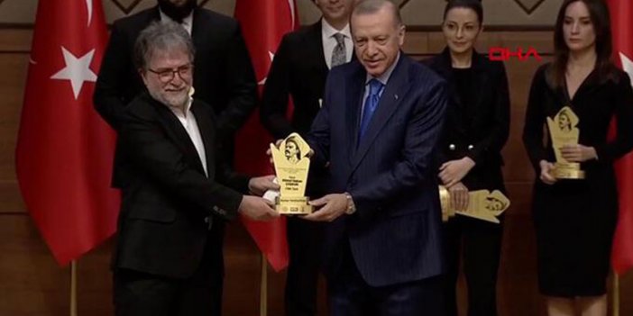 Ahmet Hakan ödülünü Erdoğan'ın elinden aldı!
