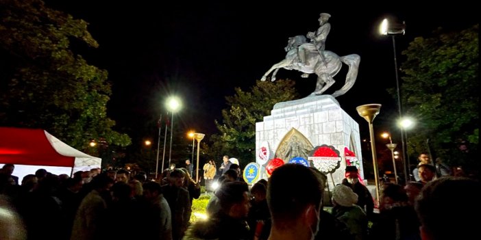 Samsun'da vatandaşlar Atatürk Anıtı'nda nöbet tutuyor