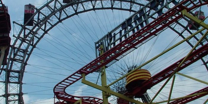 Belçika'da lunaparktaki hız trenine binenler saatlerce mahsur kaldı!