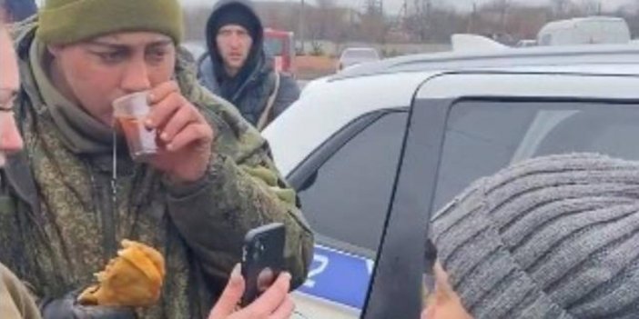 Ukraynalılar teslim olan Rus askerine yemek verip annesiyle konuşturdu
