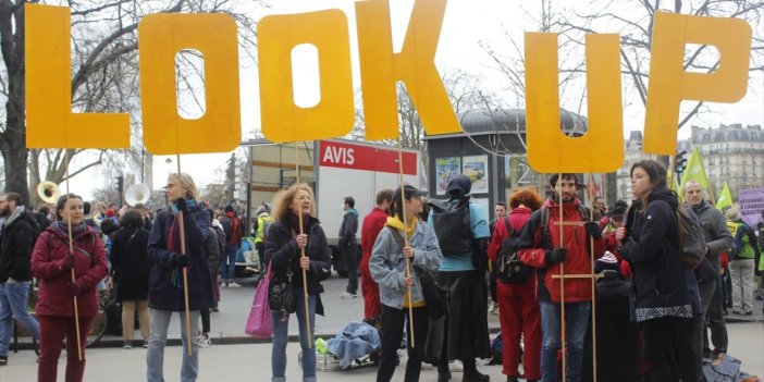 Fransa'da on binler "iklim" için yürüdü