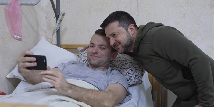 Ukrayna Devlet Başkanı Zelenskiy, yaralı askerleri ziyaret etti