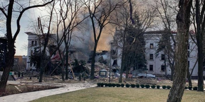 Ukrayna: Rus uçakları Mariupol’da yüzlerce sivilin saklandığı tiyatro binasını bombaladı