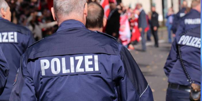 Solingen'de ırkçı gösteriye polis müdahalesi