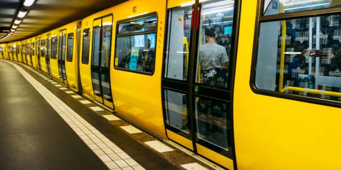 Berlin metrosunda iki Ukraynalı kadına akıl almaz saldırı!