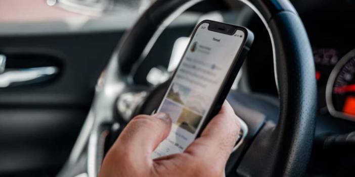 Almanya'da direksiyonda telefonla yakalanan sürücüler için yeni cezalar geliyor