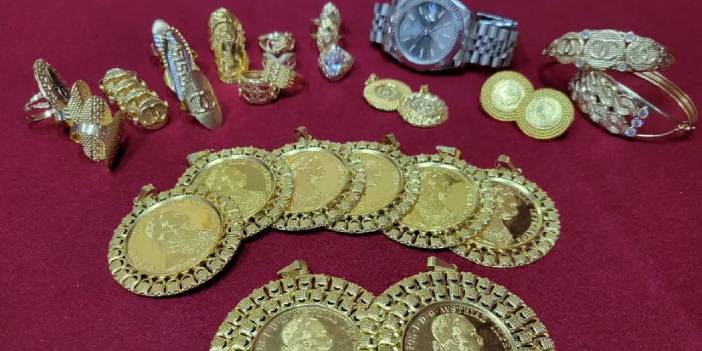 Altınları; mendillere, çoraplara, kemere sakladı yine de gümrük memurlarına yakalandı!