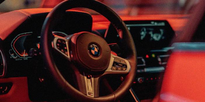 Gurbetçi ailenin gözlerinin önünde BMW araçlarının ön panelini çaldılar!