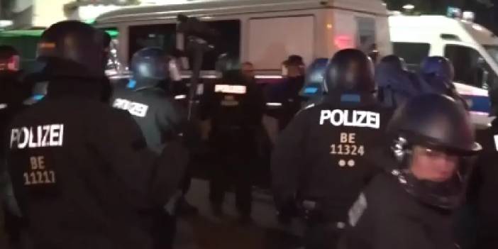 Berlin'de havai fişek, Frankfurt'ta tazyikli su