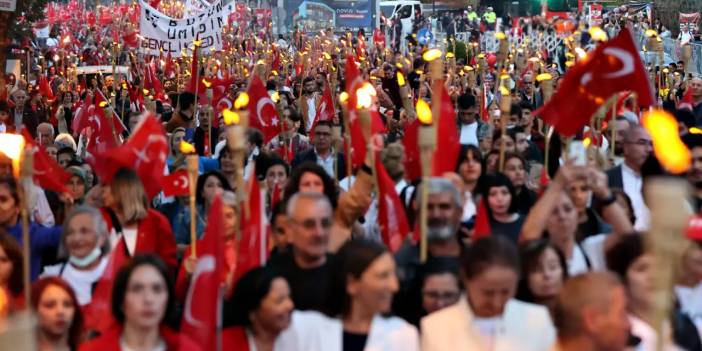 Türkiye Cumhuriyeti'nin 100. yaşı fener alaylarıyla kutlandı