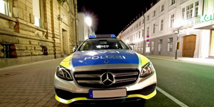 Berlin'de polis aracına havai fişek attılar