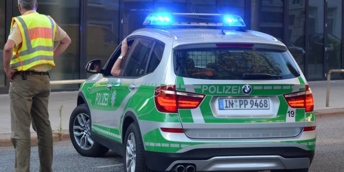 Almanya'da ortalığı karıştıran ırkçı... "Yaşasın Hitler" deyip polise saldırdı