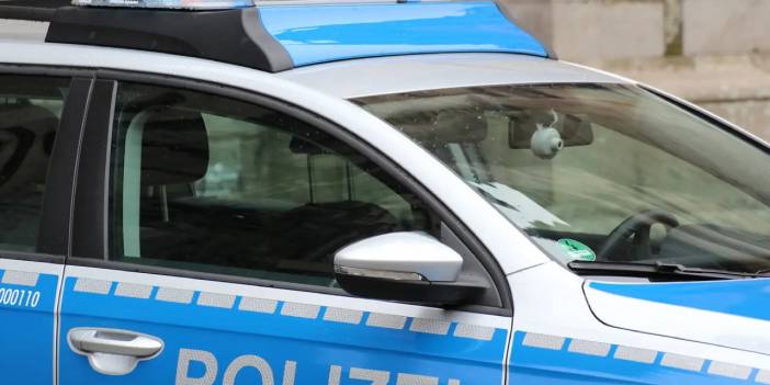 Berlin'de polis karakoluna "gamalı haç" çizdiler