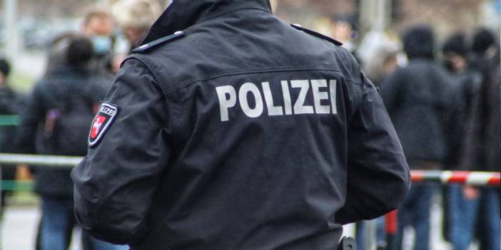 Berlin'de 500 kişi birbirine girdi, polise saldırdı
