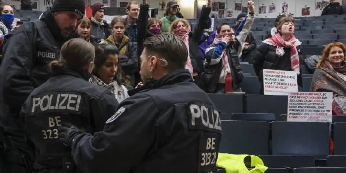 Berlin'de Filistin'i destekleyen öğrencilere polis müdahalesi